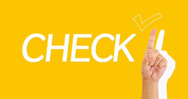 白いチェックの文字